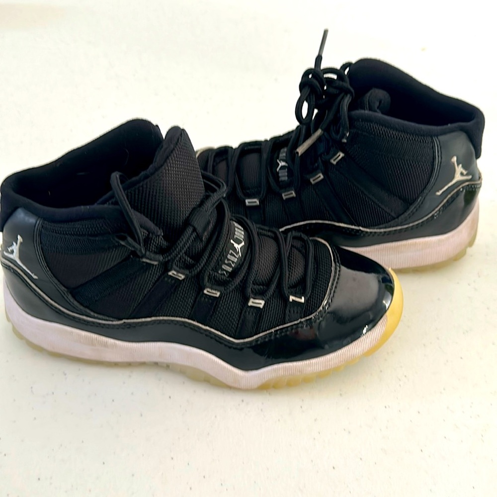 Boys size 2y black Nike shoes